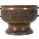 Cachepot Japan, 19./20. Jh., Bronze, die Wandung mit zwei reliefierten… - фото 1 Cachepot Japan, 19./20. Jh., Bronze, die Wandung mit zwei reliefierten… - фото 1
