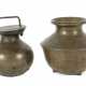 2 medizinische Vorratsbehälter Nepal, 18./19. Jh., Messing oder Bronze… - photo 1 2 medizinische Vorratsbehälter Nepal, 18./19. Jh., Messing oder Bronze… - photo 1