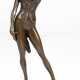 Bronze-Figur "Revue-Tänzerin der 1920er Jahre", Nachguß, braun patiniert, bez. "Aldo Vitaleh", Gießerplakette "JB Deposee", H. 24 cm, auf grauem, gestuftem Steinsockel, Ges.-H. 28,5 cm - photo 1 Bronze-Figur "Revue-Tänzerin der 1920er Jahre", Nachguß, braun patiniert, bez. "Aldo Vitaleh", Gießerplakette "JB Deposee", H. 24 cm, auf grauem, gestuftem Steinsockel, Ges.-H. 28,5 cm - photo 1