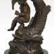 Bronze-Figur "Putto auf Fisch reitend", Nachguß, braun patiniert, bez. "Milo", Gießerplakette "JB Deposee", H. 14,5 cm, auf runder, schwarzer Steinplinthe, Ges.-H. 16,5 cm - photo 1 Bronze-Figur "Putto auf Fisch reitend", Nachguß, braun patiniert, bez. "Milo", Gießerplakette "JB Deposee", H. 14,5 cm, auf runder, schwarzer Steinplinthe, Ges.-H. 16,5 cm - photo 1