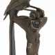 Bronze-Figur "Papagei auf Baumstamm sitzend", braun patiniert, 20, Jh., Pariser Gießerplakette, H. 19 cm - photo 1 Bronze-Figur "Papagei auf Baumstamm sitzend", braun patiniert, 20, Jh., Pariser Gießerplakette, H. 19 cm - photo 1
