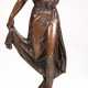 Müller-Crefeld, Adolf (1863 Krefeld- 1934 Berlin) "La source", Kupferbronze, braun patiniert, auf naturalistischer Plinte signiert, auf gestuftem Sockel Gießereisignatur "Gebrüder Micheli Berlin", So… - photo 1 Müller-Crefeld, Adolf (1863 Krefeld- 1934 Berlin) "La source", Kupferbronze, braun patiniert, auf naturalistischer Plinte signiert, auf gestuftem Sockel Gießereisignatur "Gebrüder Micheli Berlin", So… - photo 1