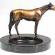 Visitenkartenschale mit plastischem Bronze-Pferd, braun patiniert, runde Schale aus schwarzem Marmor, Ges.-H. 19,5 cm, Dm. 13 cm - photo 1