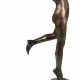 Dietzsch-Sachsenhausen, Hans Hubert "Der Sonne entgegen", Bronze, undeutl. signiert H. 43 cm , auf rundem Marmor-Sockel Plakette mit Widmung "7.9.1921 Das Personal der Firma Martin u. Piltzing", Ges.-… - photo 1 Dietzsch-Sachsenhausen, Hans Hubert "Der Sonne entgegen", Bronze, undeutl. signiert H. 43 cm , auf rundem Marmor-Sockel Plakette mit Widmung "7.9.1921 Das Personal der Firma Martin u. Piltzing", Ges.-… - photo 1