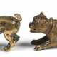 2 Wiener Bronze-Figuren "Mops", H. 3,3 cm und 2,5 cm - photo 1 2 Wiener Bronze-Figuren "Mops", H. 3,3 cm und 2,5 cm - photo 1