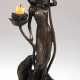 Kerzenständer im Jugendstil, figürlich "Junge Frau im fließenden Gewand mit 2 blütenförmigen Kerzenhaltern ", Bronze, braun patiniert, bez. "Milo", Gießerplakette "J.B. Deposee Paris", auf … - photo 1