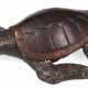 Bonze-Figur "Schildkröte", braun patiniert, H. 6 cm, L. 23 cm - photo 1 Bonze-Figur "Schildkröte", braun patiniert, H. 6 cm, L. 23 cm - photo 1