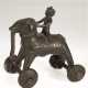 Bronze-Figur "Elefant auf Rädern mit Reiter", indisches Ziehspielzeug, sogen. "Tempelspielzeug", 13,5x12,5x9,5 cm - Foto 1