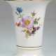 Meissen-Kratervase, Buntes Blumenbukett mit Goldrändern (berieben), blaue Schwertermarke mit 4 Schleifstrichen, H. 19,5 cm - Foto 1 Meissen-Kratervase, Buntes Blumenbukett mit Goldrändern (berieben), blaue Schwertermarke mit 4 Schleifstrichen, H. 19,5 cm - Foto 1