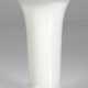 KPM-Trompetenvase, weiß, 1. Wahl, H. 19 cm - Foto 1