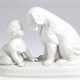 Figurengruppe "Kleinkind vor Hund kniend", ungemarkt, Schweden, auf ovalem Sockel Spruch "Kann du inte tala (Kannst du nicht sprechen?)", H. 12,5 cm - Foto 1 Figurengruppe "Kleinkind vor Hund kniend", ungemarkt, Schweden, auf ovalem Sockel Spruch "Kann du inte tala (Kannst du nicht sprechen?)", H. 12,5 cm - Foto 1