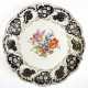 Meissen-Prunkteller, rund, reliefierter Rand mit goldstaffiertem Floral- und Akanthusblattdekor, im Spiegel Buntes Blumenbukett, blaue Schwertermarke, 1. Wahl, Dm. 29 cm - фото 1