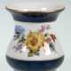 Kleine Meissen-Vase, Balusterform, polychrome Blumenmalerei und Goldränder, z.T. kobaltblau, 1. Wahl, H. 6,5 cm - фото 1