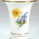 Meissen-Kratervase, Bunte Blume 2 mit Goldrändern, Blaue Schwertermarke, 1. Wahl, H. 13,5 cm - фото 1