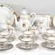Kaffeeservice für 12 Personen, Weimar Porzellan, Made in Germany, 43-teilig, Barockform, jeweils auf 4 Füßchen, geschweift gerippt, mit Golddekor und Wappenkartusche mit Doppelkopfadler mit Zepter und Reichsapfel, auf Br… - фото 1