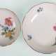 2 diverse Meißen-Schälchen, Blume 3 und Blume 1 mit Goldrändern, 2. Wahl, Dm. 8 cm und 11 cm - фото 1