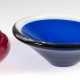 2 Murano-Aschenbecher und Schale, Aschenbecher Klarglas, roter Innenfang mit Luftblasen Dm. 16 cm, Aschenbecher in Blattform blaues Glas Dm. 10 cm und Schale Klarglas blauer Innenfang Dm. 18 cm - фото 1