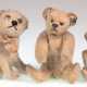 3 kleine Steiff-Figuren, 1. Hälfte 20. Jh., Mohair, dabei 2 Bären mit Knopf im Ohr, H. 9 cm und 13 cm und Molly Hund mit Glöckchen am Halsband, H. 9,5 cm, jeweils mit Gebrauchspuren - Foto 1 3 kleine Steiff-Figuren, 1. Hälfte 20. Jh., Mohair, dabei 2 Bären mit Knopf im Ohr, H. 9 cm und 13 cm und Molly Hund mit Glöckchen am Halsband, H. 9,5 cm, jeweils mit Gebrauchspuren - Foto 1