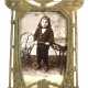 Jugendstil-Fotorahmen, Metall bronziert, mit ornamentalem Jugendstilrelief, hinter Glas Kinderfoto, ges. 16,5x9,5 cm - Foto 1