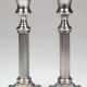 Paar Kerzenständer, versilbert, 1-flammig, quadratischer Stand, Schaft in Form einer Säule, Tülle mit Perlrand, Gebrauchspuren, H. 25 cm - photo 1 Paar Kerzenständer, versilbert, 1-flammig, quadratischer Stand, Schaft in Form einer Säule, Tülle mit Perlrand, Gebrauchspuren, H. 25 cm - photo 1