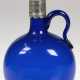 Biedermeier-Henkelkrug, blaues Glas mit Silbermontur, abgeflachter gebauchter Korpus mit ausgeschliffenem Abriß, Silbermontur mit Schnabelausguß, Scharnierdeckel und Silber-Stopfen, Ges.-H. 20,5 cm - photo 1 Biedermeier-Henkelkrug, blaues Glas mit Silbermontur, abgeflachter gebauchter Korpus mit ausgeschliffenem Abriß, Silbermontur mit Schnabelausguß, Scharnierdeckel und Silber-Stopfen, Ges.-H. 20,5 cm - photo 1