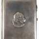 Zigarettenetui, Rußland, 84 Zol. Silber, innen vergoldet, auf Deckel reliefiertes Hundeporträt, 164 g, 2,5x8,3x10,4 cm - photo 1 Zigarettenetui, Rußland, 84 Zol. Silber, innen vergoldet, auf Deckel reliefiertes Hundeporträt, 164 g, 2,5x8,3x10,4 cm - photo 1