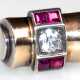 Art-Deco-Ring, Silber (geprüft) z.T. vergoldet, undeutl. punziert, mit roten und weißen Farbsteinen besetzt, Ges.-Gew. 10,7 g, RG 53 - фото 1