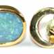 Opal-Ohrstecker, 585er GG, je ausgefasst mit 1 tropfenförmigen Edelopal-Cabochon von zus. ca. 4,80 ct., Ges.-Gew. 5,5 g, L. 2,1 cm (Wiederbeschaffungswert lt. Expertise 5.840,- €) - фото 1 Opal-Ohrstecker, 585er GG, je ausgefasst mit 1 tropfenförmigen Edelopal-Cabochon von zus. ca. 4,80 ct., Ges.-Gew. 5,5 g, L. 2,1 cm (Wiederbeschaffungswert lt. Expertise 5.840,- €) - фото 1