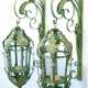 Paar Wandlaternen mit Ausleger, Schmiedeeisen grün gefasst, umlaufend verglast, elektrifiziert, H. 90 cm, Dm. 30 cm - Foto 1 Paar Wandlaternen mit Ausleger, Schmiedeeisen grün gefasst, umlaufend verglast, elektrifiziert, H. 90 cm, Dm. 30 cm - Foto 1