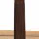 Holzsäule, mahgonifarbenes Holz, kannelierter Schaft, quadratischer Fuß und Platte, 70x25x25 cm - photo 1 Holzsäule, mahgonifarbenes Holz, kannelierter Schaft, quadratischer Fuß und Platte, 70x25x25 cm - photo 1