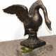 Schwan auf Naturstein, Schwan Metallguß bronziert, ges. 35x28x33 cm - photo 1 Schwan auf Naturstein, Schwan Metallguß bronziert, ges. 35x28x33 cm - photo 1