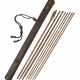 A CARVED BAMBOO QUIVER AND ARROWS - Foto 1
