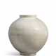 A WHITE PORCELAIN JAR - фото 1