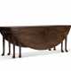 A LARGE GEORGE II MAHOGANY GATE-LEG DINING TABLE - Foto 1