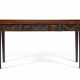 A GEORGE III MAHOGANY SERVING TABLE - Foto 1