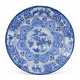 A VERY LARGE DUTCH DELFT BLUE AND WHITE CHINOISERIE CHARGER - Foto 1 A VERY LARGE DUTCH DELFT BLUE AND WHITE CHINOISERIE CHARGER - Foto 1
