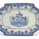 A DUTCH DELFT BLUE AND WHITE ARMORIAL SHAPED PLATTER - Foto 1