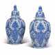 A PAIR OF DUTCH DELFT BLUE AND WHITE RIBBED VASES AND COVERS - Foto 1 A PAIR OF DUTCH DELFT BLUE AND WHITE RIBBED VASES AND COVERS - Foto 1