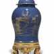 A CHINESE POWDER-BLUE GILT-DECORATED BALUSTER VASE AND COVER - Foto 1