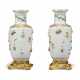 A PAIR OF ORMOLU-MOUNTED CHINESE PORCELAIN 'HUNDRED ANTIQUES' ROULEAU VASES - Foto 1 A PAIR OF ORMOLU-MOUNTED CHINESE PORCELAIN 'HUNDRED ANTIQUES' ROULEAU VASES - Foto 1