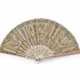 A JEWELLED TWO-COLOUR GOLD-MOUNTED MOTHER OF PEARL AND GUILLOCHÉ ENAMEL FAN - Foto 1 A JEWELLED TWO-COLOUR GOLD-MOUNTED MOTHER OF PEARL AND GUILLOCHÉ ENAMEL FAN - Foto 1
