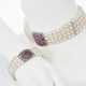 Demi-Parure bestehend aus jeweils viersträngigem Zuchtperlen-Collier-de-chien und Zuchtperlen-Armband mit Rubinschließen - фото 1 Demi-Parure bestehend aus jeweils viersträngigem Zuchtperlen-Collier-de-chien und Zuchtperlen-Armband mit Rubinschließen - фото 1