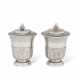 PAIRE DE POTS À FARD OU À POMMADE ET LEURS COUVERCLES EN ARGENT D`ÉPOQUE RÉGENCE - photo 1 PAIRE DE POTS À FARD OU À POMMADE ET LEURS COUVERCLES EN ARGENT D`ÉPOQUE RÉGENCE - photo 1