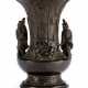 Kleine Vase aus Bronze mit dekor von Gelehrten und einem Ochsen - photo 1