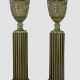 Paar monumentale Henkelvasen auf Säulenpodesten - photo 1