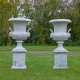 Paar monumentale Parkvasen auf Postamenten - photo 1