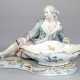 Figur "Kavalier an Schale sitzend", in der Art von Meissen, wohl Gebr. Voigt Porz.-Manufaktur Sitzendorf um 1900, polychrom bemalt mit Goldstaffage (etwas berieben), gekreuzte blaue Linien, Knie min. best., H. … - Foto 1