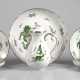 Konvolut Meissen-Teile, Mingdrache grün mit Goldrand, 20. Jh., 20-teilig, dabei Kaffeekanne H. 21,5 cm, 5 Kaffeegedecke, Kuchenteller Dm. 27,5 cm und 3 Eierbecher, Schwertermarke mit 4 Schleifstrichen - photo 1