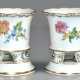 2 Meissen-Vasen mit 4 Füßchen auf festem Sockel stehend, Bunte Blume 2 mit Goldstaffage, 1. und 2. Wahl, H. 8,5 cm - photo 1