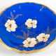 Fußschale, Rosenthal, Chippendale, mit Floralmalerei in Gold auf blauem Grund und Goldrand, H. 8 cm, Dm. 33,5 cm - фото 1